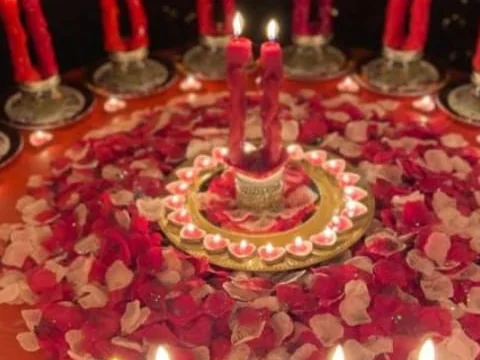Detalhe do altar da Anastacia: velas vermelhas em pares sobre pétalas de rosa vermelhas e brancas